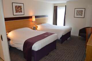 Отель Premier Inn Dublin Airport Сордс Двухместный номер с 2 двуспальными кроватями (2 взрослых и 2 детей)-2