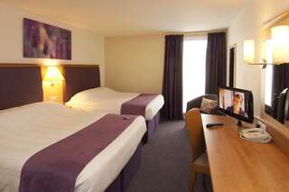 Отель Premier Inn Dublin Airport Сордс Двухместный номер с 2 двуспальными кроватями (2 взрослых и 2 детей)-1